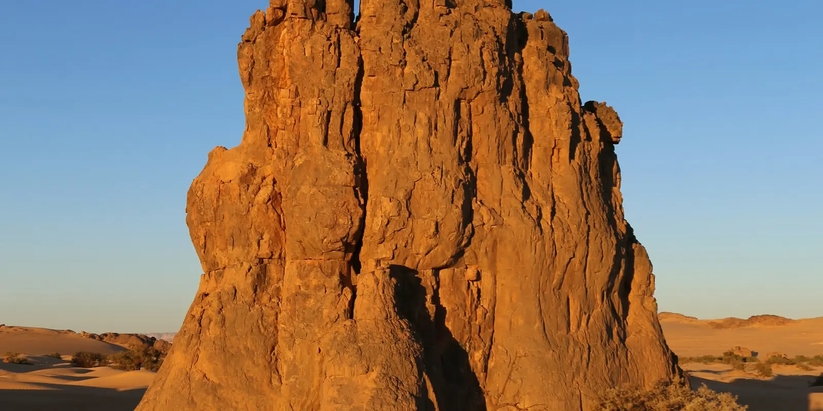 Paysage désertique rocheux près de Djanet, dans le sud algérien