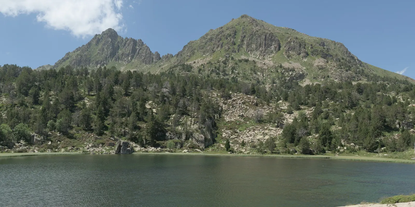 Montagnes enneigées et un lac à Encamp, Andorre