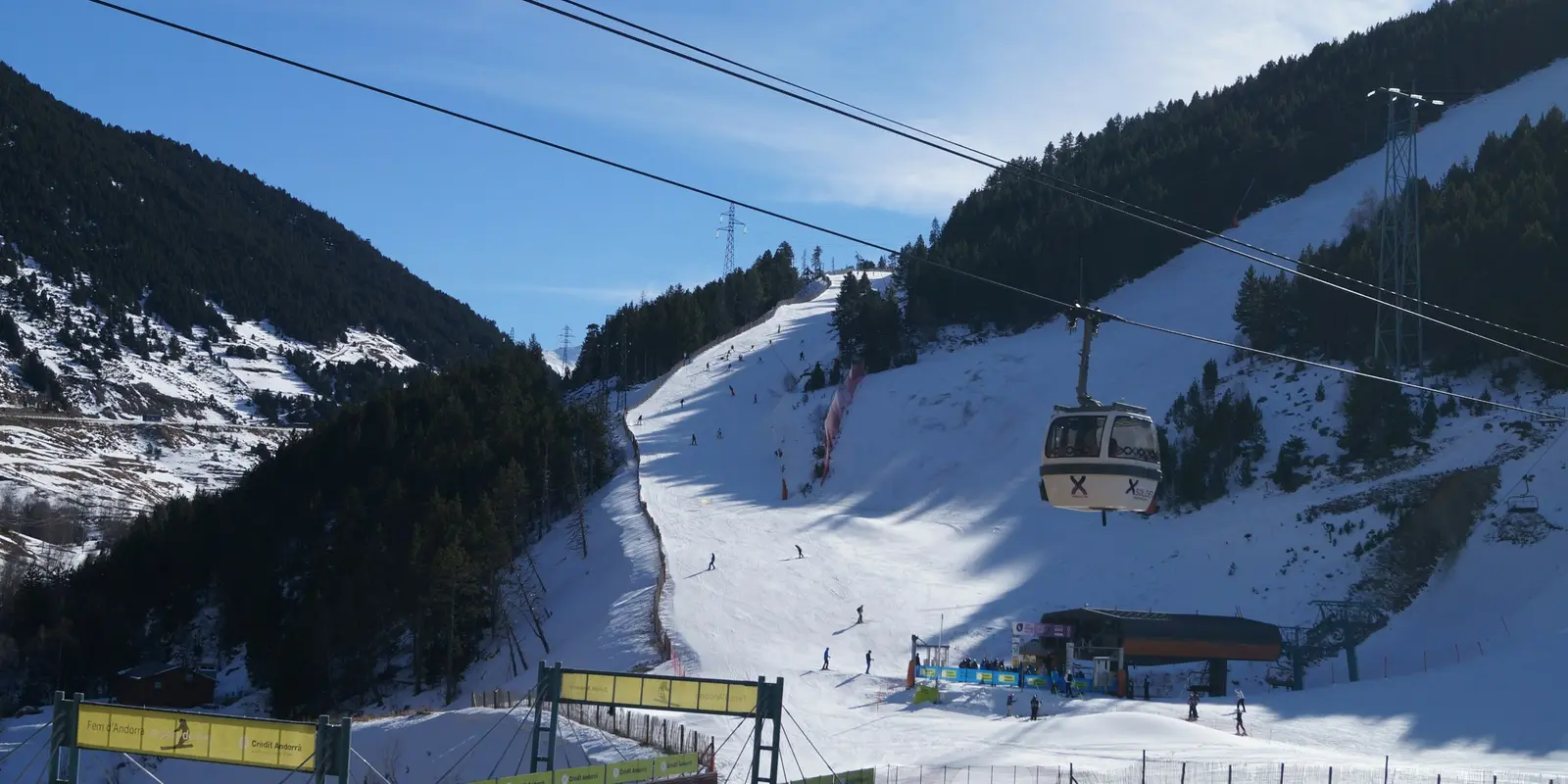 Télécabines au-dessus d'une piste de ski enneigée à Soldeu, Andorre