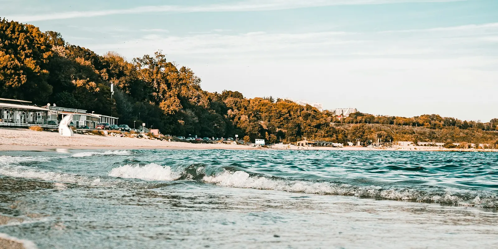 Ein Sandstrand an Bulgariens Schwarzmeerküste bei Varna