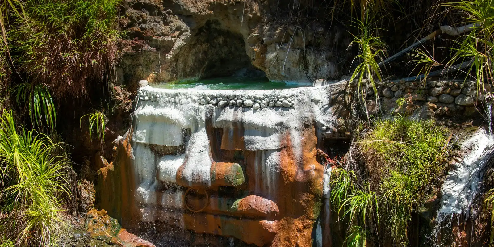 Une petite cascade dans une clairière forestière de la Dominique