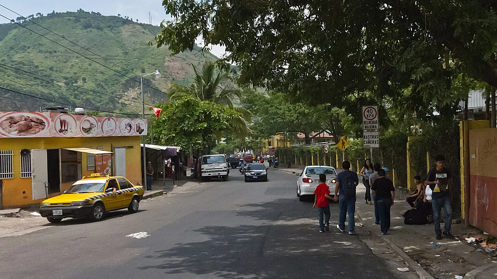A neighborhood scene in the San Salvador area
