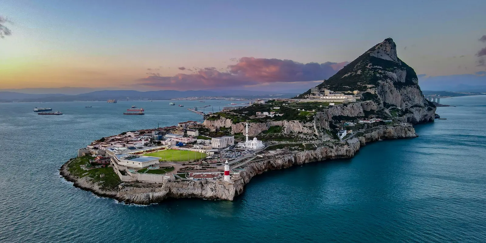 Península de Gibraltar con el Peñón y el faro de Europa Point al atardecer, vista desde el mar