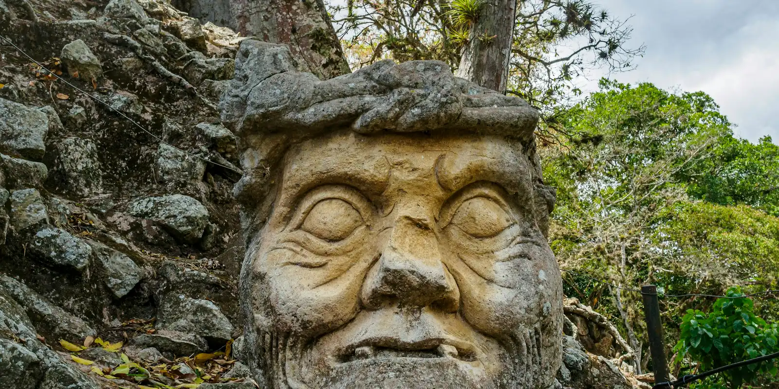 Una estatua de piedra tallada en el yacimiento arqueológico de las Ruinas de Copán, Honduras