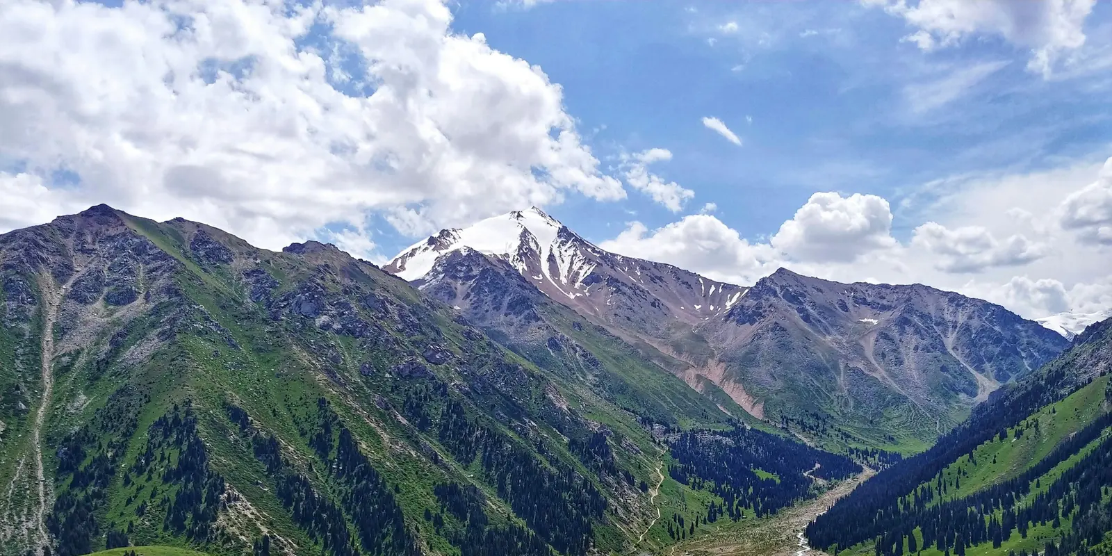 阿拉木图南部山区的大阿拉木图湖