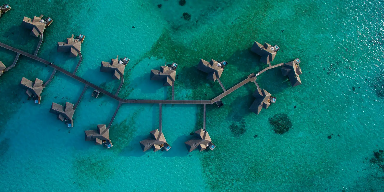 马尔代夫泻湖上空俯瞰的水上度假别墅
