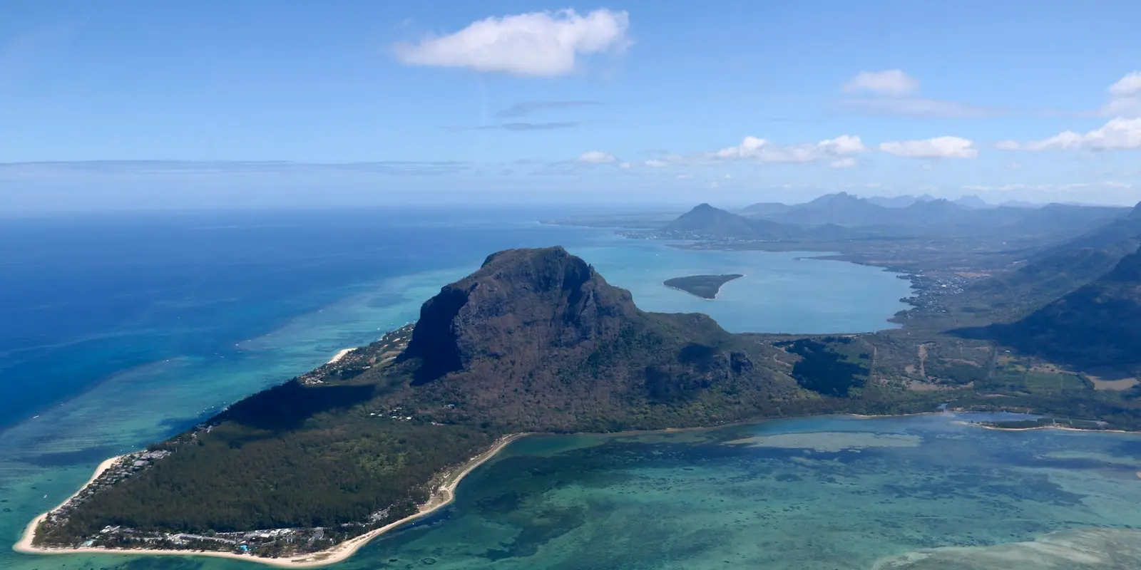 Vue aérienne d'un îlot entouré d'eau turquoise au large de l'Île Maurice