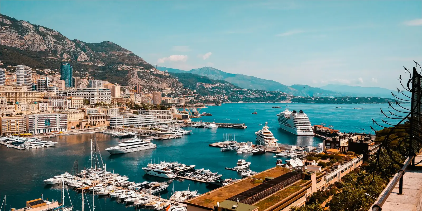 Der Hafen von Monte Carlo — das 5G-Netz von Monaco Telecom deckt das gesamte Fürstentum ab Der Hafen von Monte Carlo mit Yachten, Monaco
