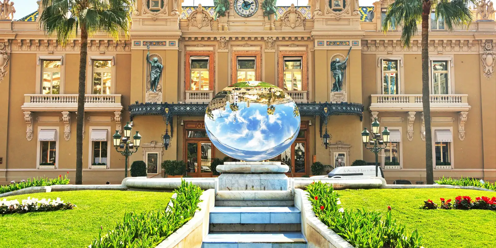 Das Casino von Monte Carlo — die Grenze zwischen Monaco und Frankreich liegt nur wenige Straßen entfernt Das Casino von Monte Carlo in Monaco
