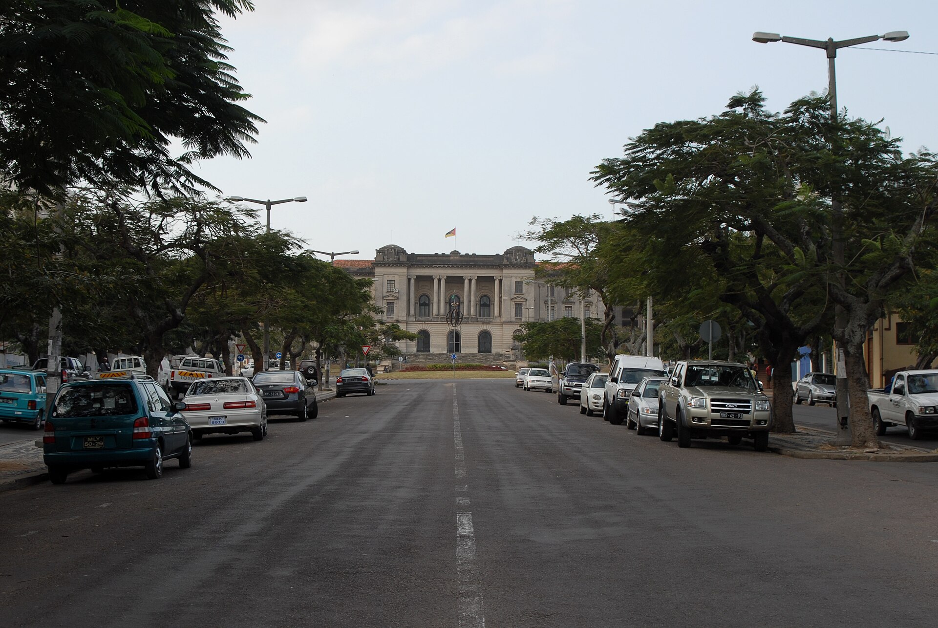 Maputo photograph: F Mira, CC BY-SA 2.0, via Wikimedia Commons Central Maputo street and city hall area