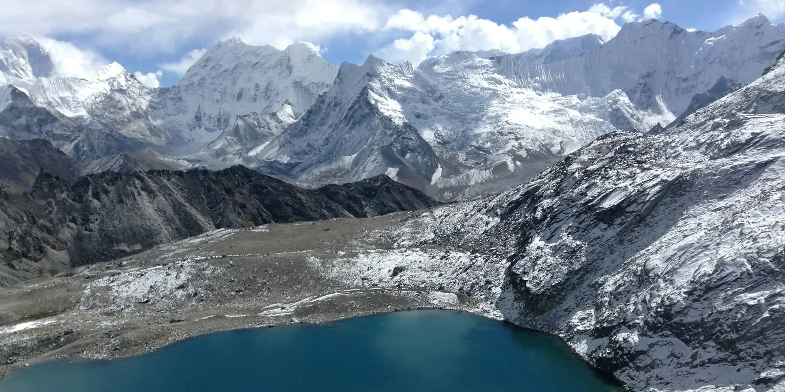 ナムチェバザールより上では、山小屋のWi-FiとEverest Linkの衛星ネットワークが電波の代わりを担う ネパール・ソルクンブ地方、クンブ・スリーパスルート付近の氷河湖がある岩がちな高地の登山道