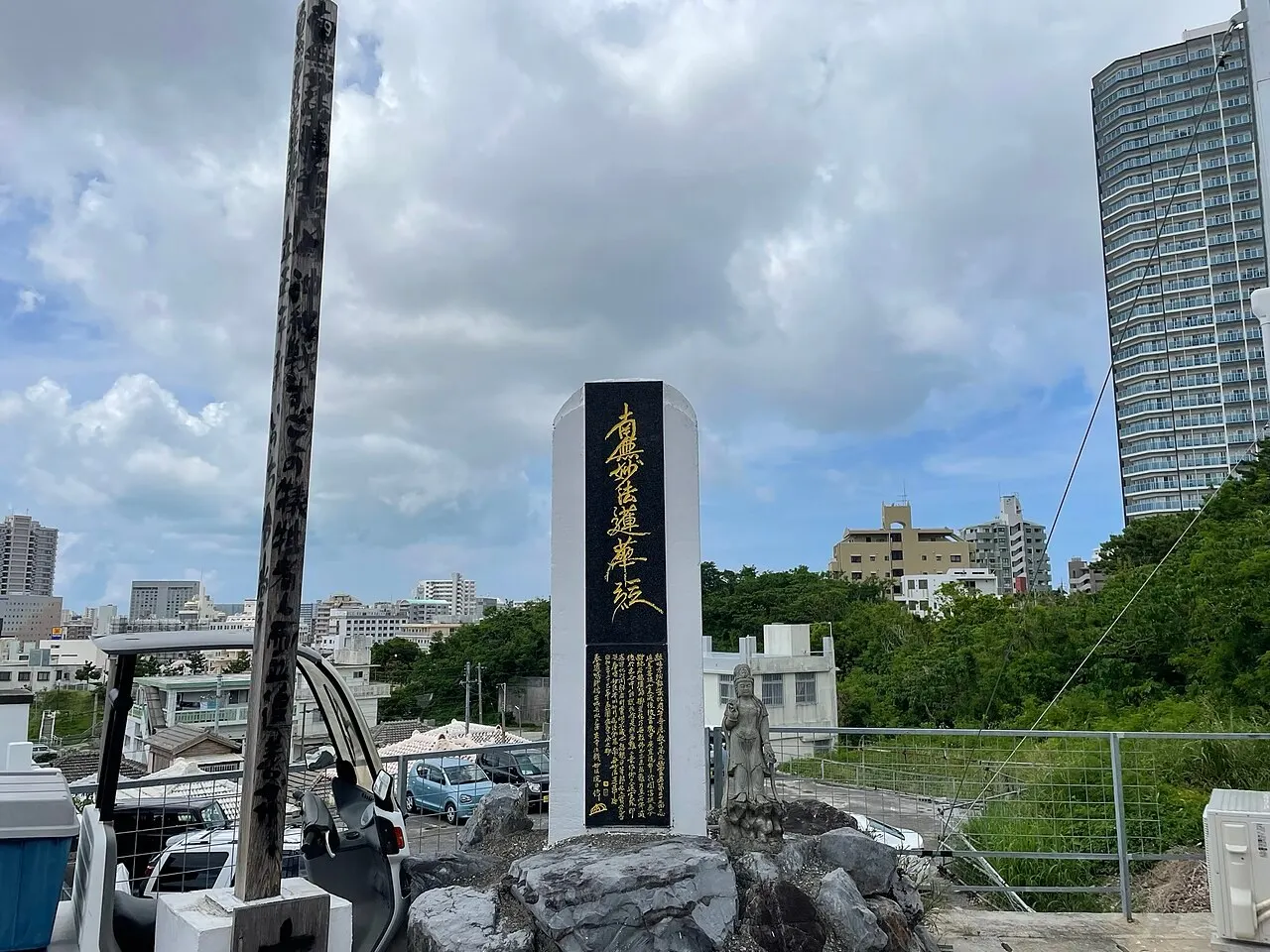 那覇での確認結果を離島全体へ広げないようにしましょう。 那覇の市街地と建物