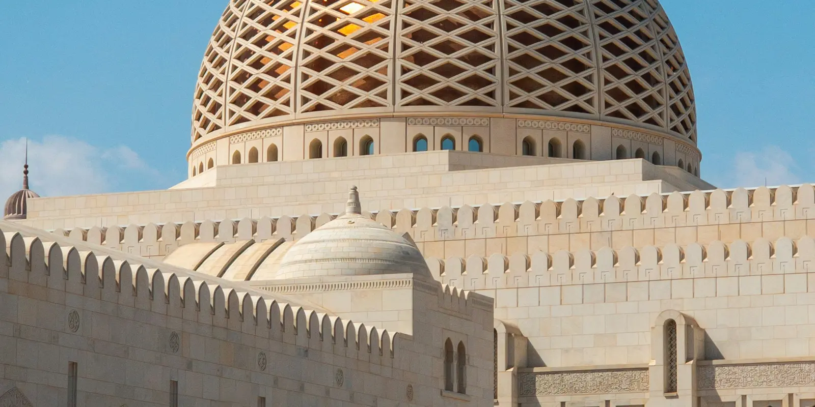 Sultan-Qaboos-Moschee unter klarem Himmel in Maskat, Oman