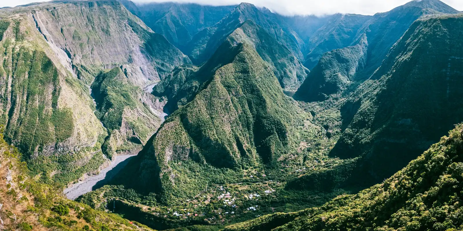 Un point de vue sur une vallée du relief volcanique de La Réunion, près du Tampon