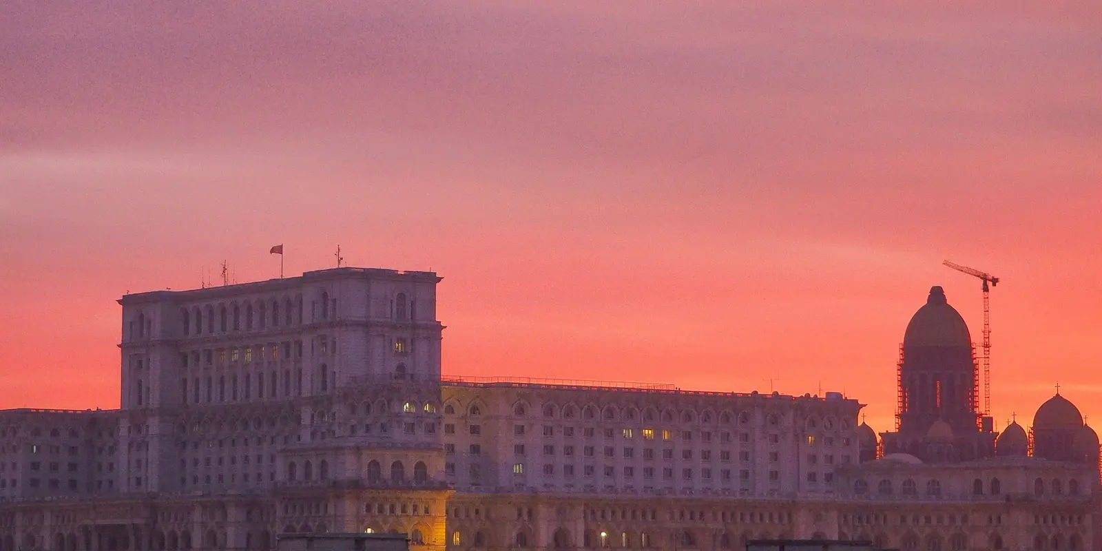 Bukarests Skyline in der Abenddämmerung, dort ist die 5G-Abdeckung von Orange und Vodafone am stärksten