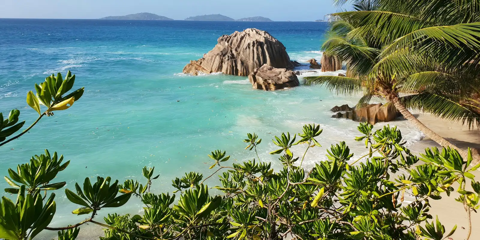Rochers de granit sur la plage de La Digue, aux Seychelles