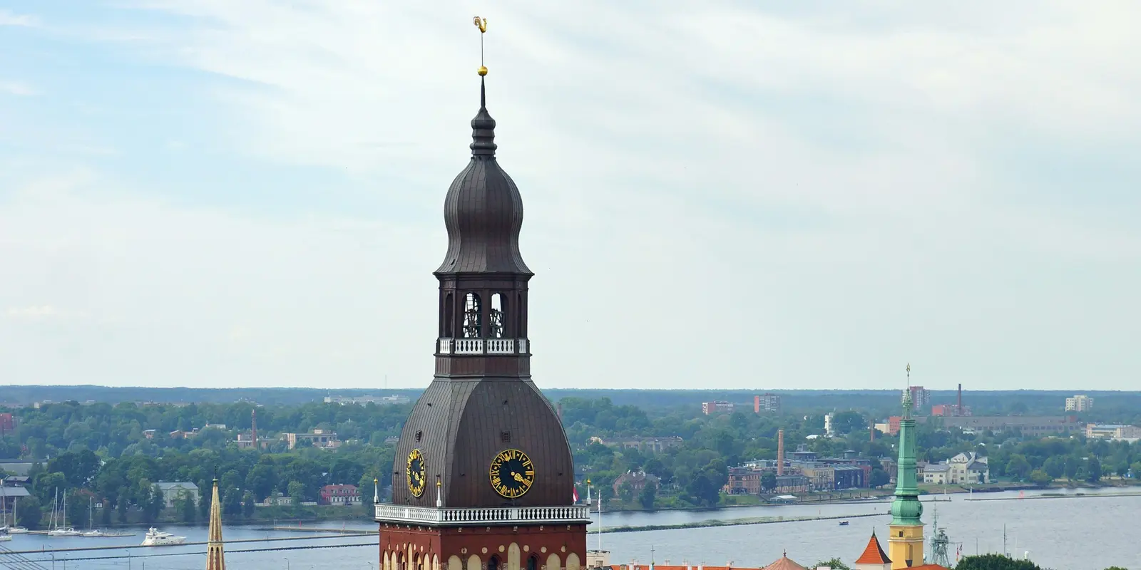 Riga, Lettland: co:sims Lettland-eSIM nutzt Tele2 und LMT Rigas Jugendstilarchitektur entlang eines Kanals in Lettlands Hauptstadt