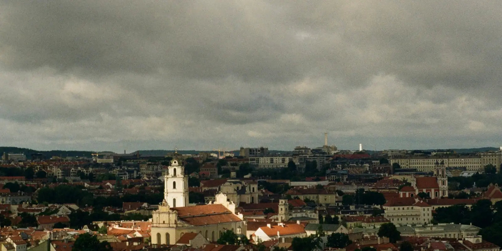 Vilnius, Litauen: co:sims Litauen-eSIM nutzt Telia und Tele2 Vilnius' Altstadt mit roten Ziegeldächern und Kirchtürmen in Litauens Hauptstadt