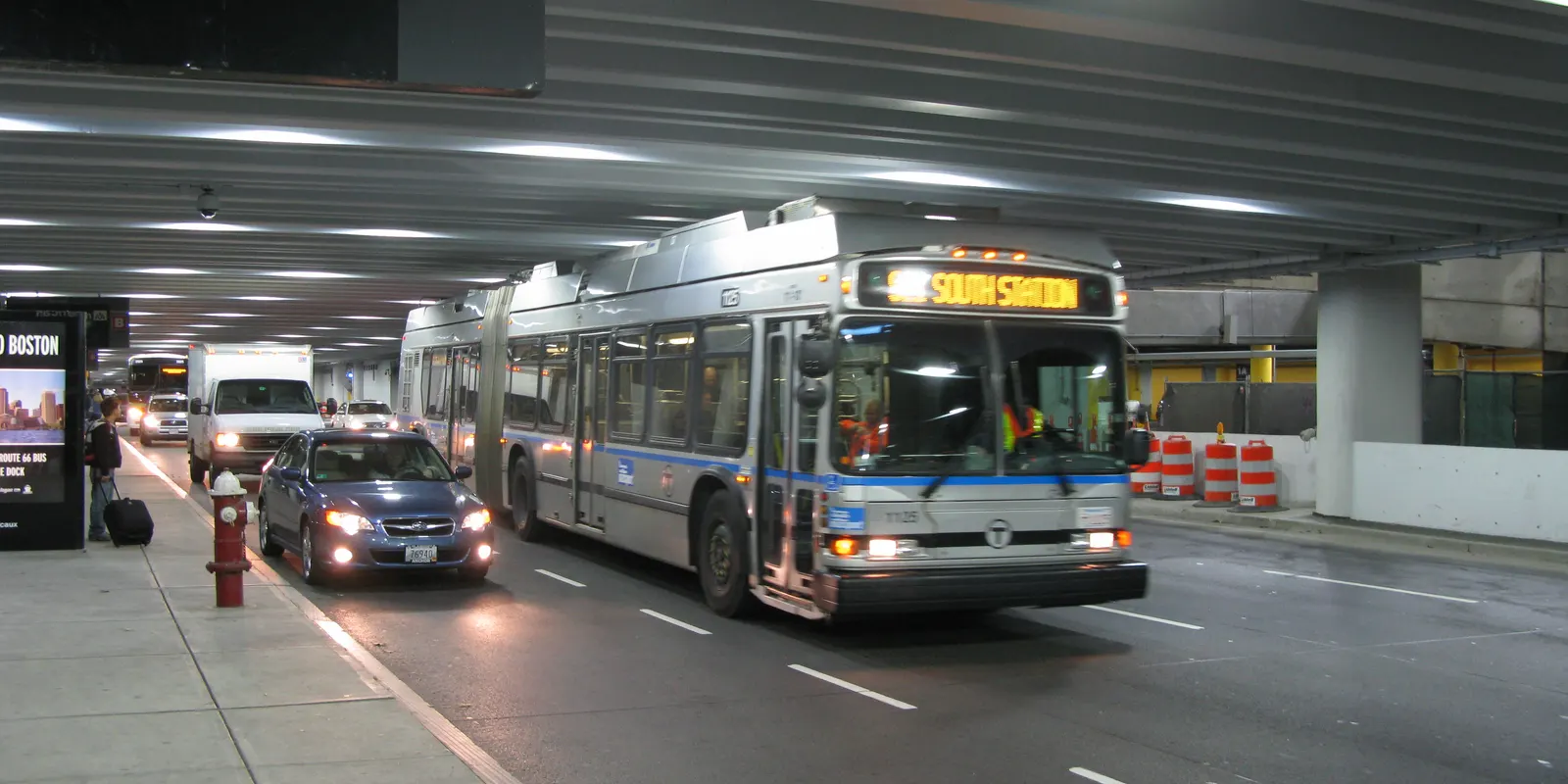 Autobús de la Silver Line junto a una terminal de Logan