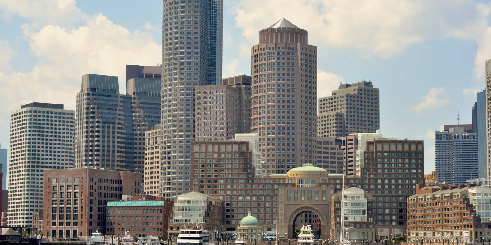 Vista del puerto y los edificios de Boston