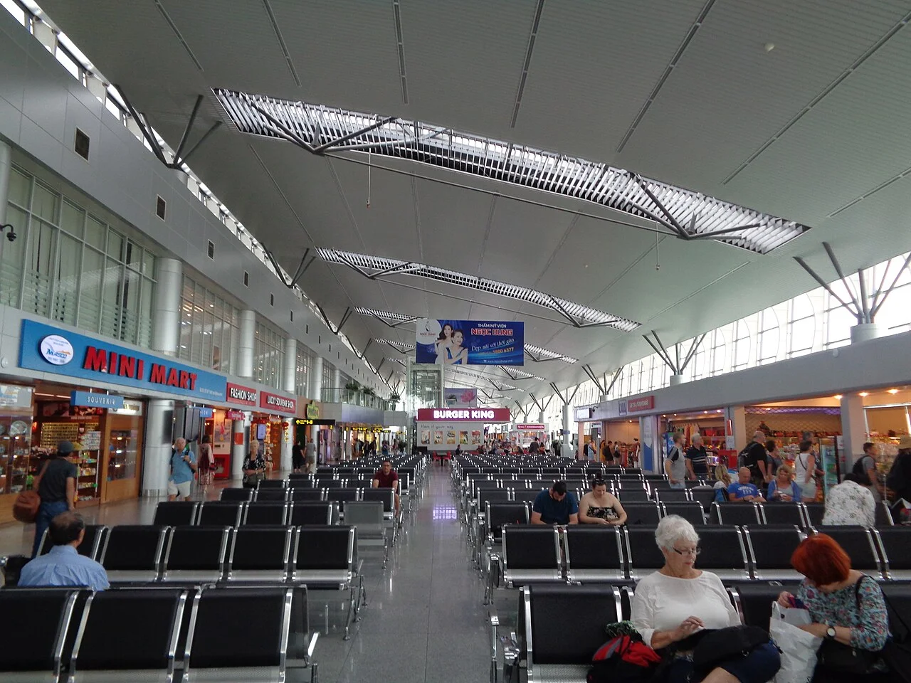 Da Nang international terminal, photographed in 2018 by Eric T Gunther; resized and converted to WebP. Interior of Da Nang Airport's international terminal