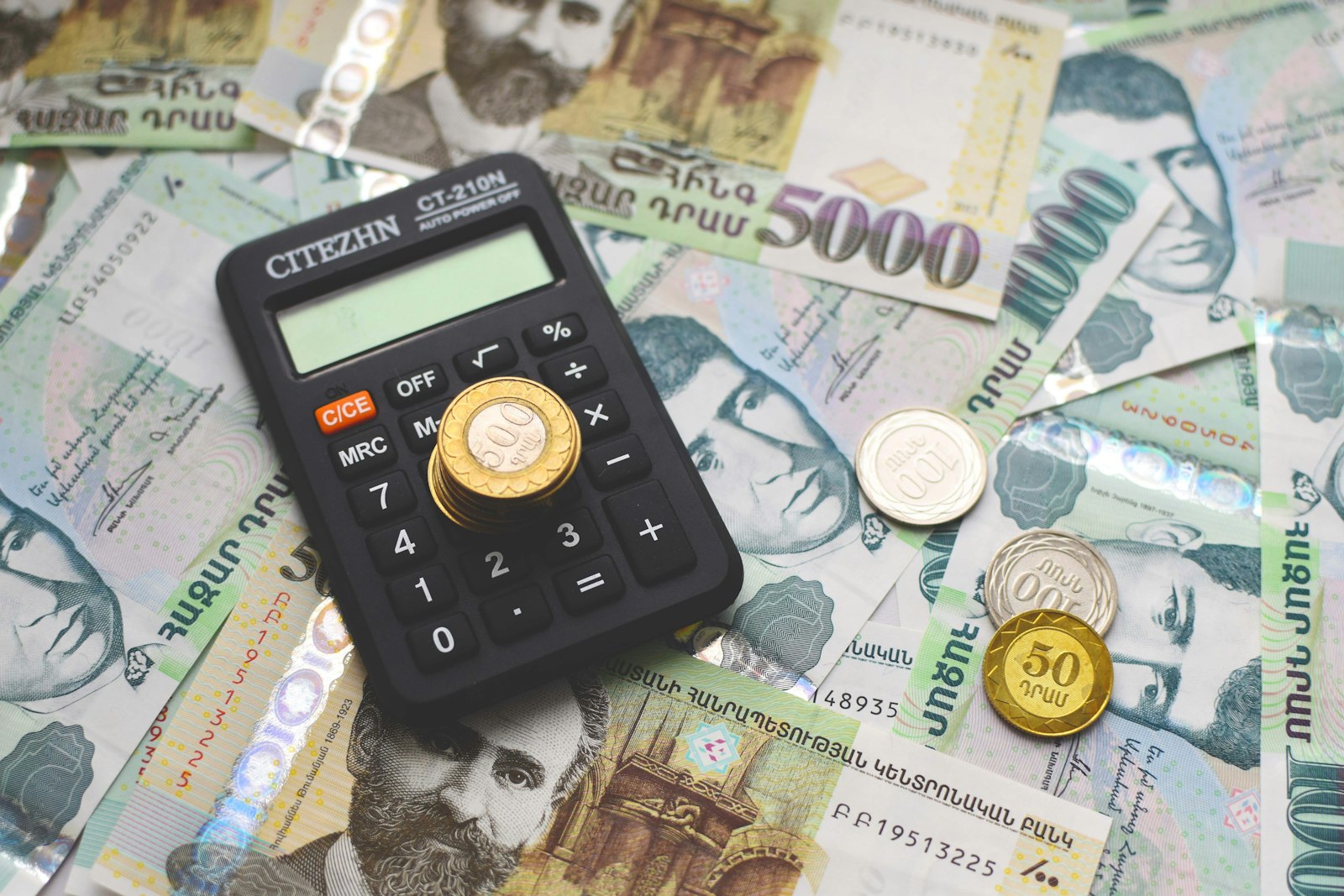 eSIMの料金はいくら?価格を決める要因