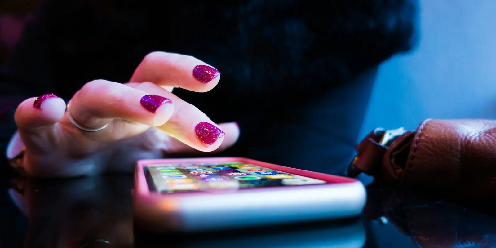 Derselbe zugrunde liegende Netzzugang kann von verschiedenen Wiederverkäufern sehr unterschiedlich bepreist werden Reisender hält ein Smartphone im Freien