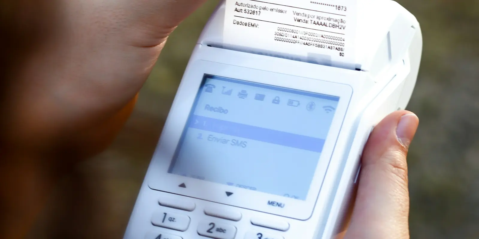 La elegibilidad de reembolso suele depender de si la eSIM llegó a instalarse Una persona con el móvil y un recibo en papel, revisando una compra