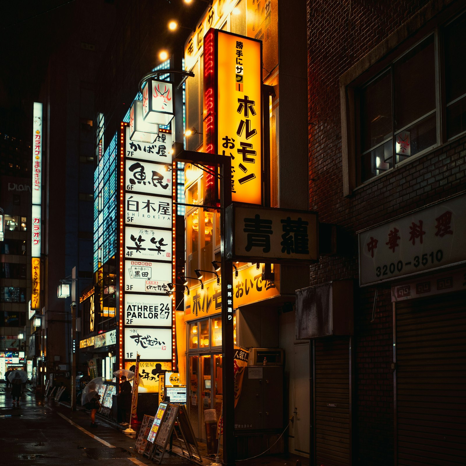 夜晚霓虹映照的新宿街頭