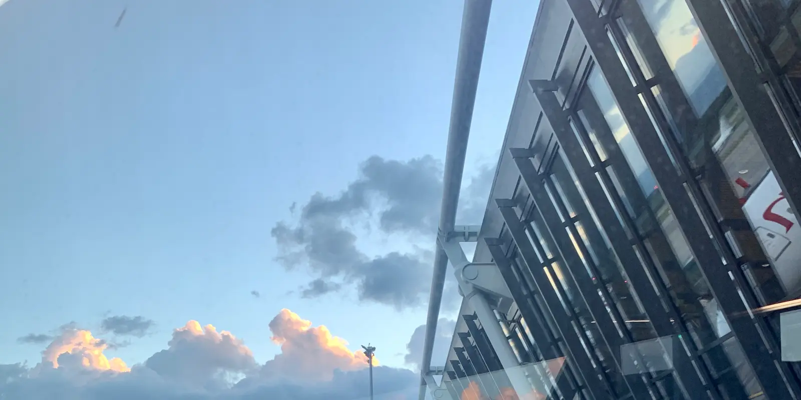 Keep the airport's login alternatives available before landing The east wing of Geneva Airport