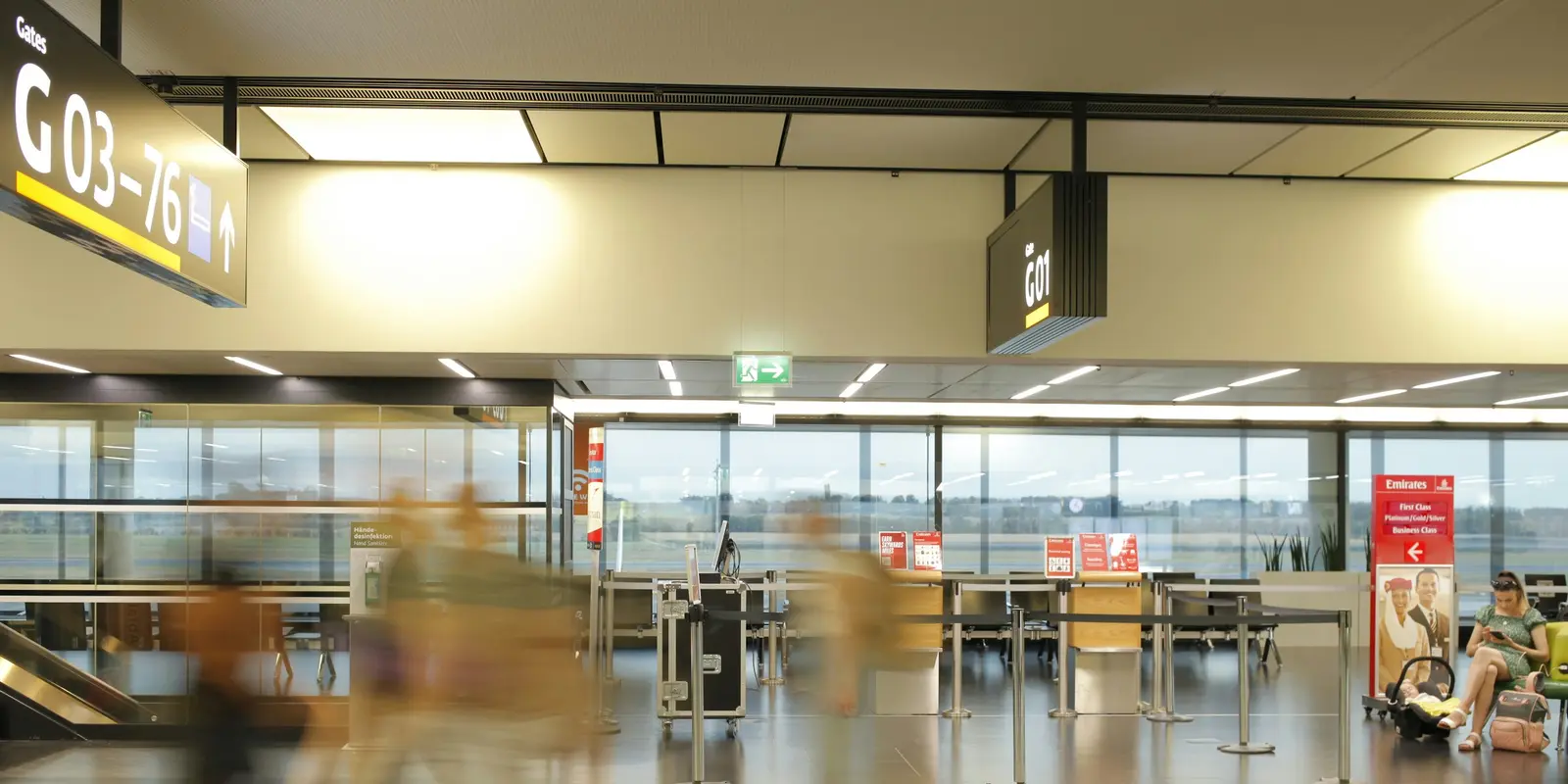 Flughafen Wien — hier hat sich der Ruf des SIM-Schalters im Terminal entwickelt Terminal am Flughafen Wien, Österreich