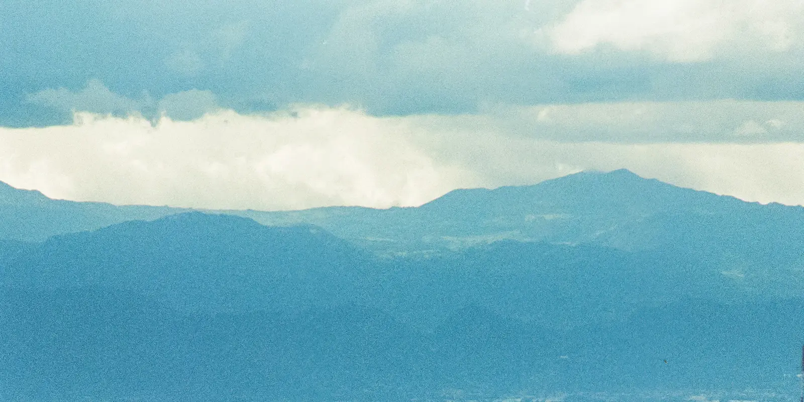 Bogotá vista desde Monserrate; las zonas de wifi gratuito de la capital cubren parques y paradas de transporte en las 20 localidades Vista de Bogotá desde Monserrate, con la iglesia de la montaña en primer plano