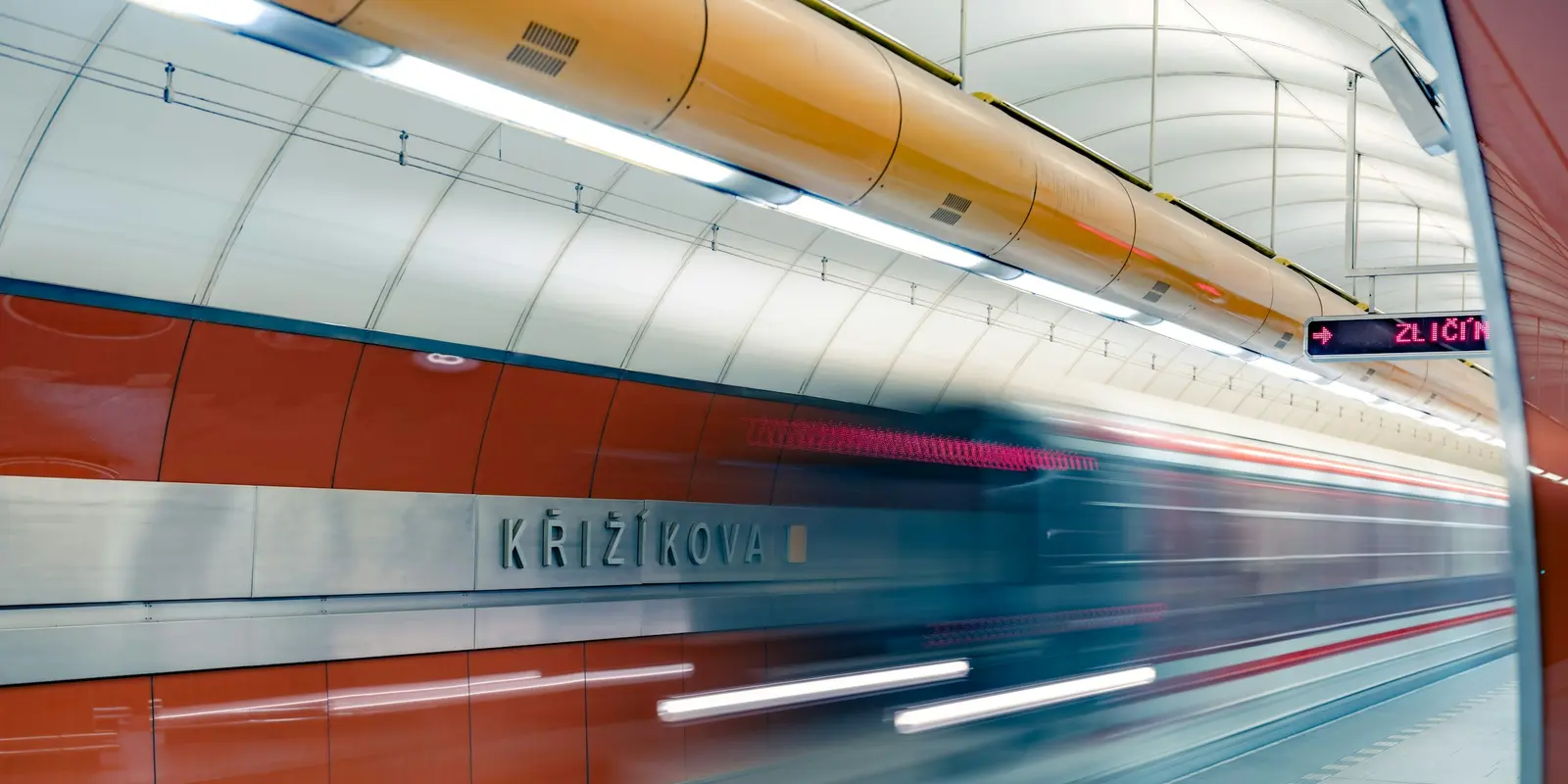 Prags Metrotunnel haben seit Dezember 2021 durchgehend 4G/5G-Mobilfunkempfang Ein Zug fährt in eine Prager Metrostation ein