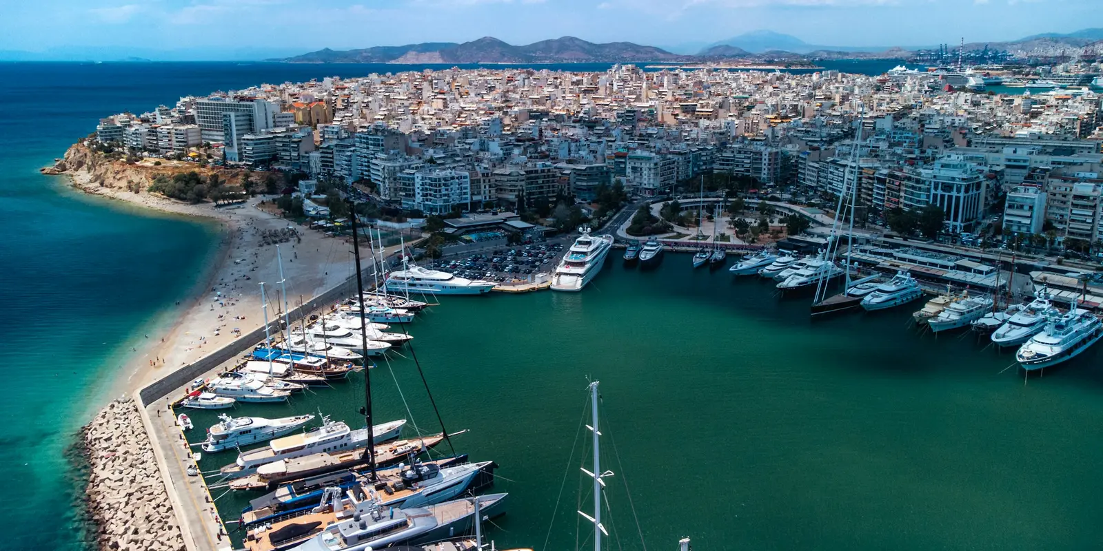 Ferries amarrés au port du Pirée près d'Athènes, la principale porte d'entrée vers les îles grecques