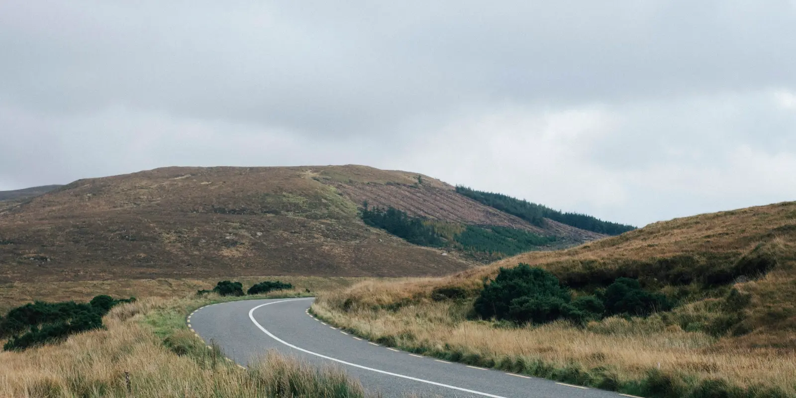 Kurvenreiche Küstenstraße entlang Irlands Wild Atlantic Way