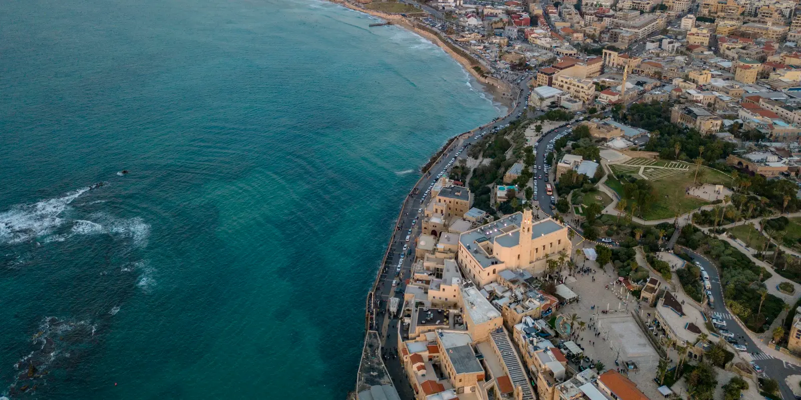 Tel Aviv, Jerusalem und Haifa haben alle eine starke, durchgehende 4G-Abdeckung Skyline und Küste von Tel Aviv, wo die Mobilfunkabdeckung stark ist und in den meisten Cafés kostenloses WLAN verfügbar ist