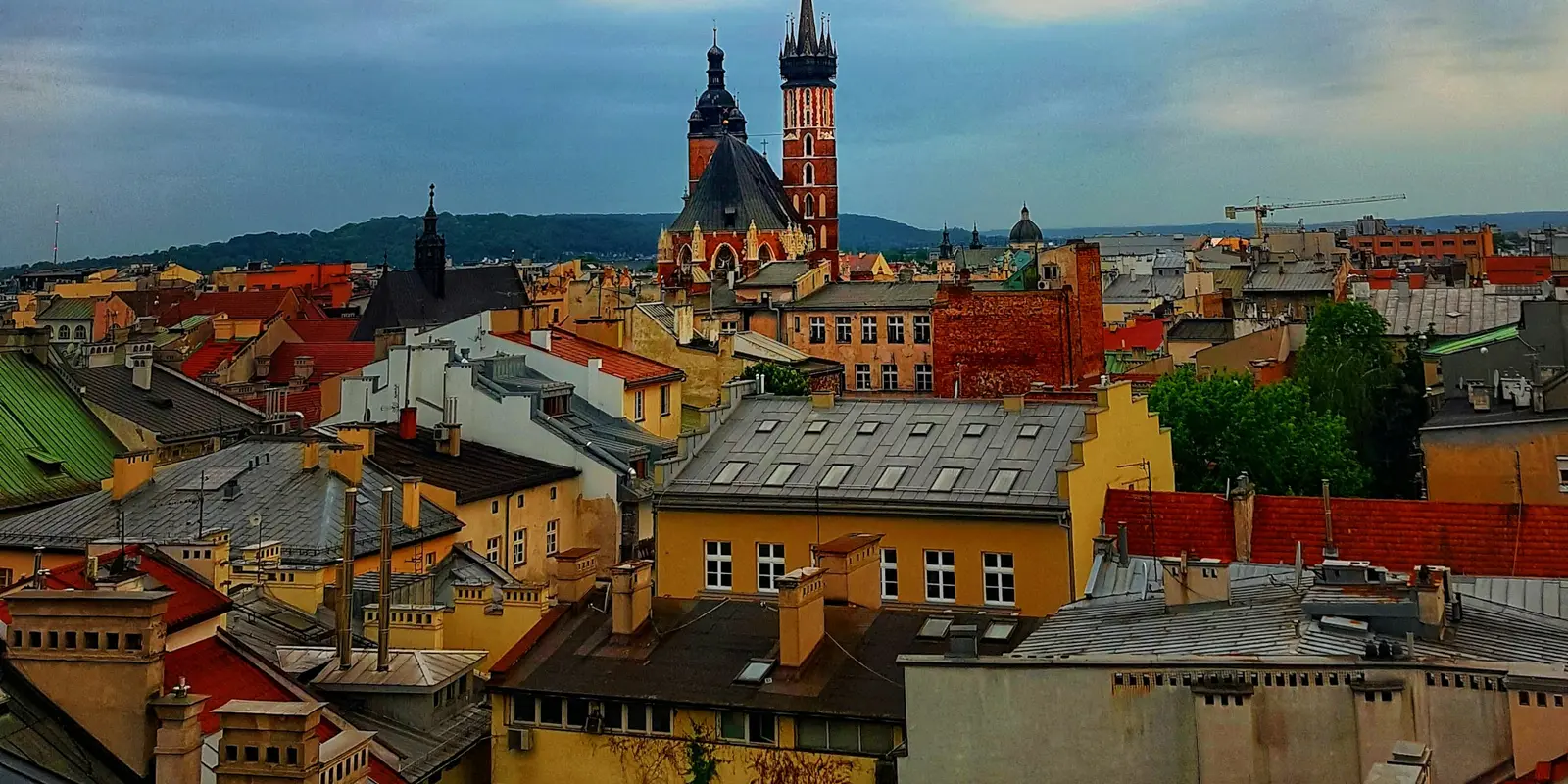 Krakaus Altstadt — dichter Netzempfang, aber kein garantierter SIM-Schalter am Flughafen Bunte historische Gebäude in Krakau, Polen