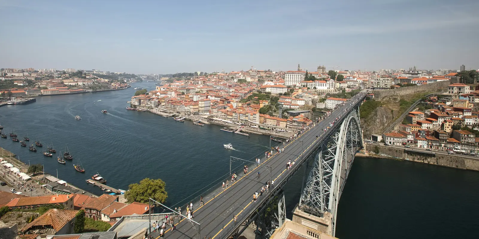 Die Dom-Luís-I-Brücke in Porto — Portugals zweitgrößte Stadt nutzt dieselben nationalen Mobilfunknetze wie Lissabon Die Dom-Luís-I-Brücke über den Douro zwischen Porto und Vila Nova de Gaia