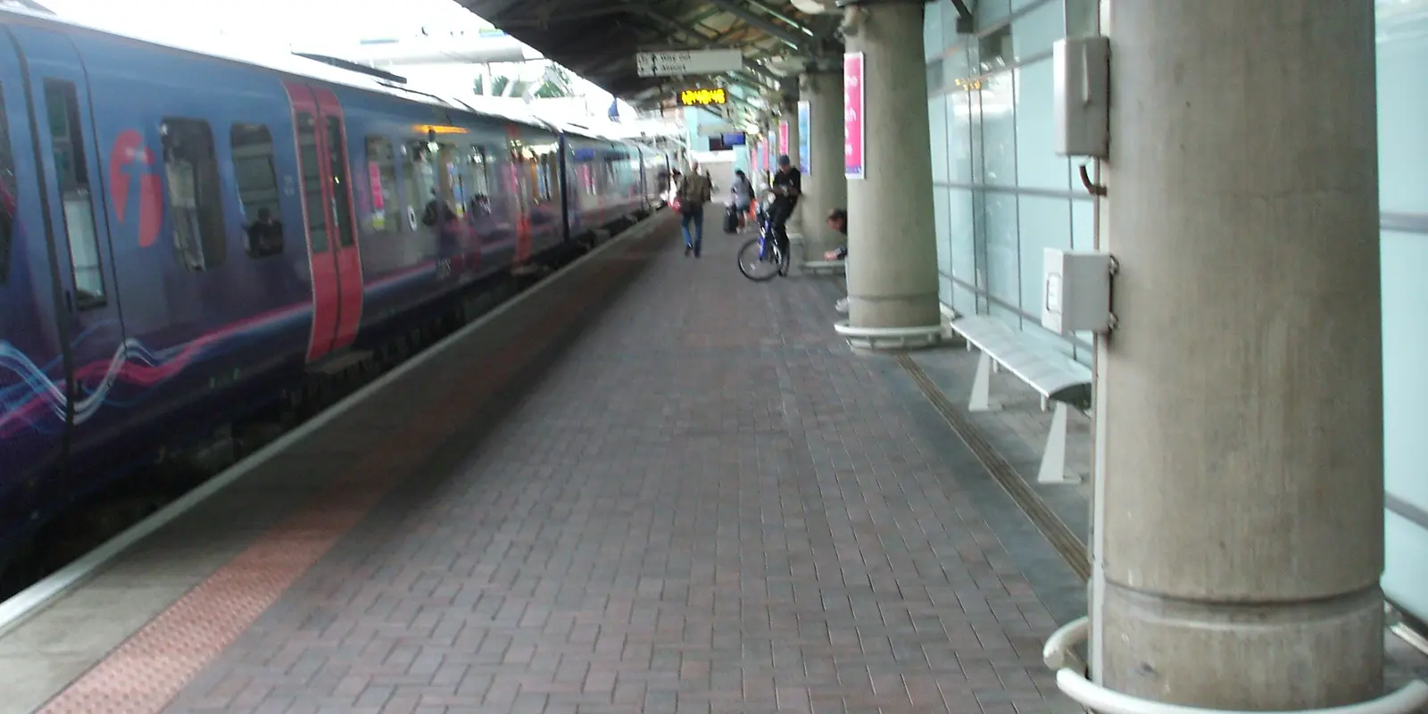 Quais et trains de la gare Manchester Airport