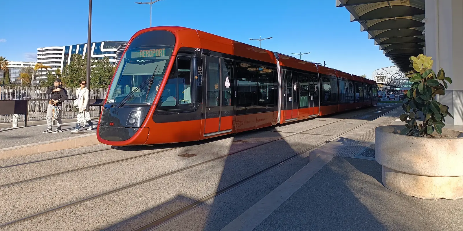 Un tram à proximité de l'aéroport de Nice