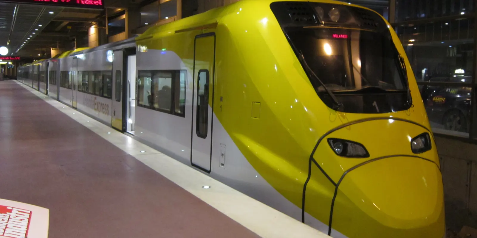Gelber Arlanda-Express-Zug am Stockholmer Hauptbahnhof