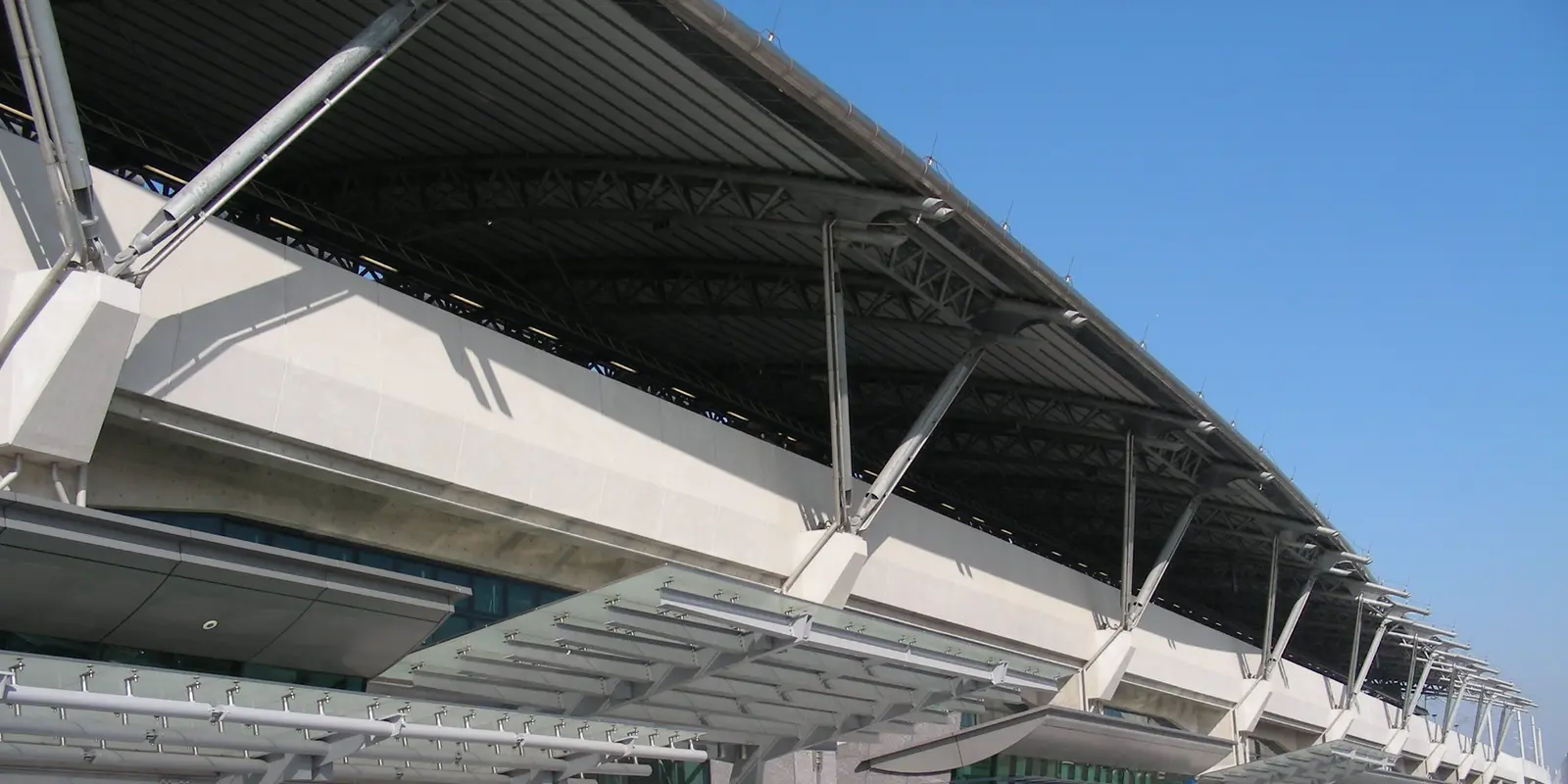 台中高鉄駅の屋根と駅前の外観
