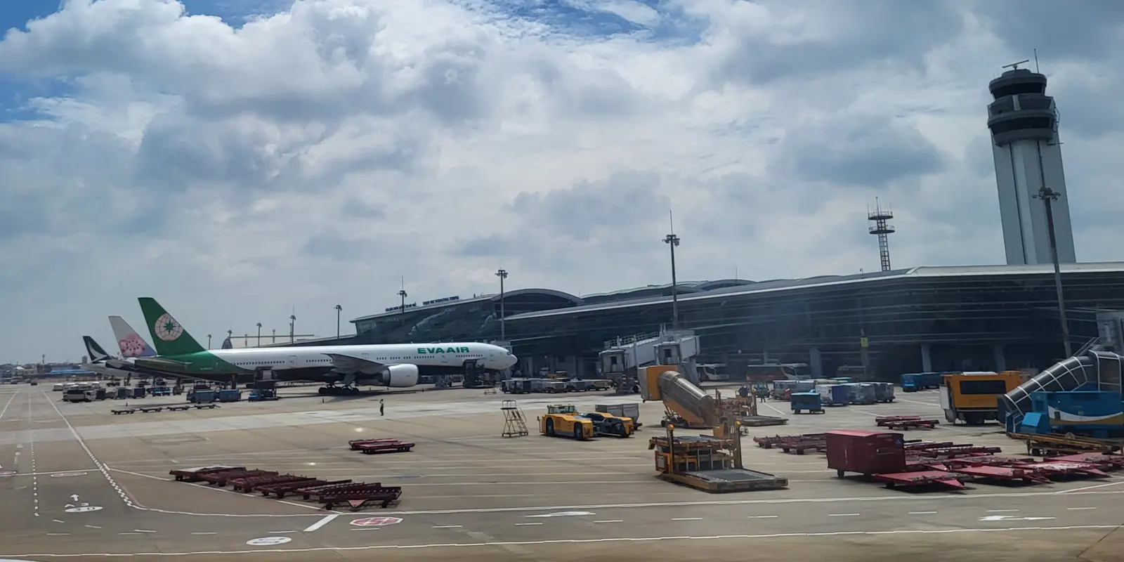 タンソンニャット国際線ターミナルと駐機場