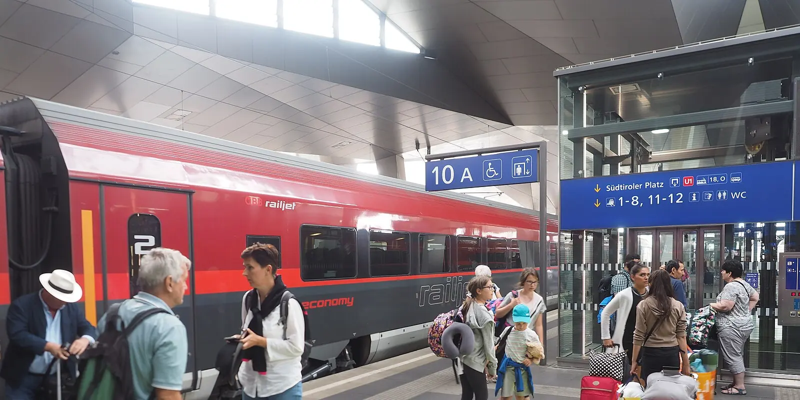Railjet à Wien Hauptbahnhof Un Railjet de l'ÖBB en gare centrale de Vienne