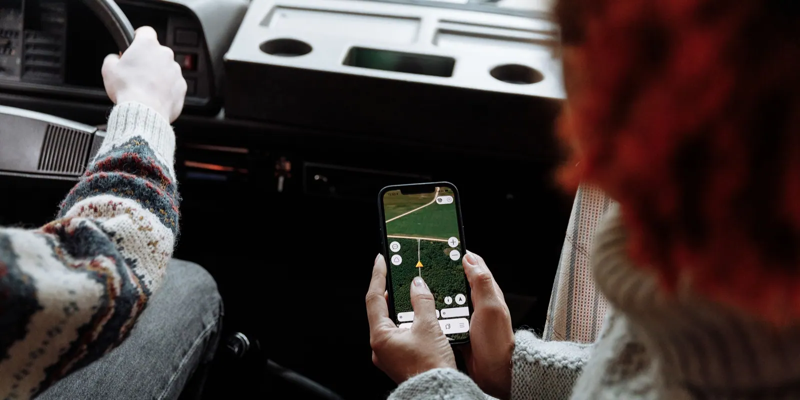 Fahrgast nutzt unterwegs eine Karte auf dem Smartphone
